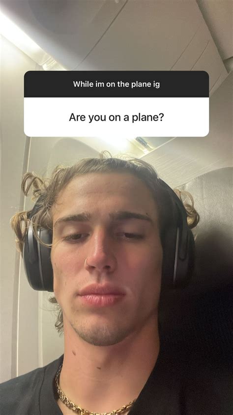 Vinnie Hacker (@VinnieHacker) .